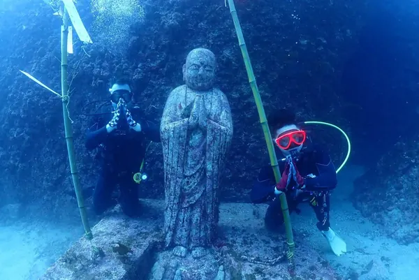 小木の海中の地蔵とダイバー