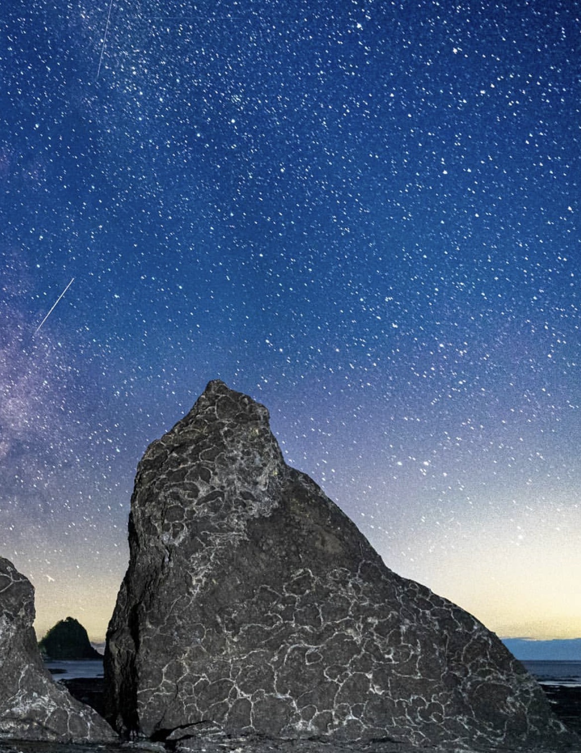 佐渡の星空と海岸の岩