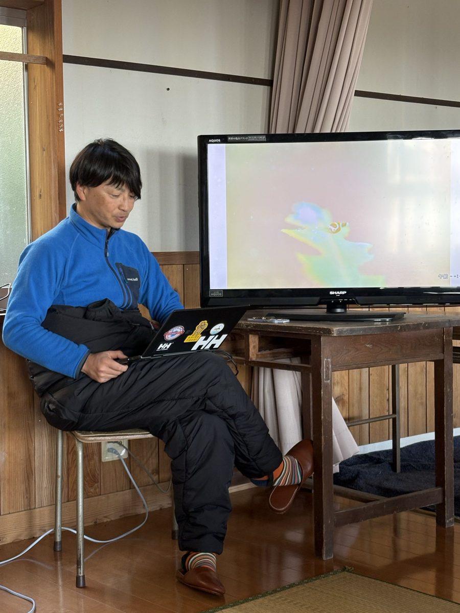 パソコンとテレビを使って、水中写真の講評をしている様子