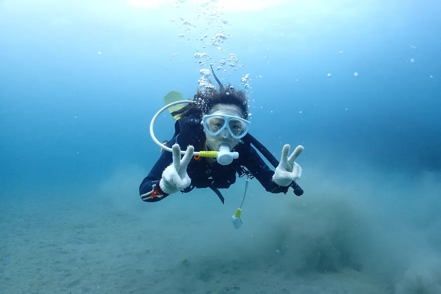 佐渡の海で笑顔のダイバー